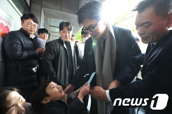 어린이 편지 받는 한동훈 장관