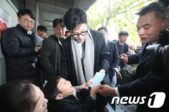 어린이 편지 받는 한동훈 장관