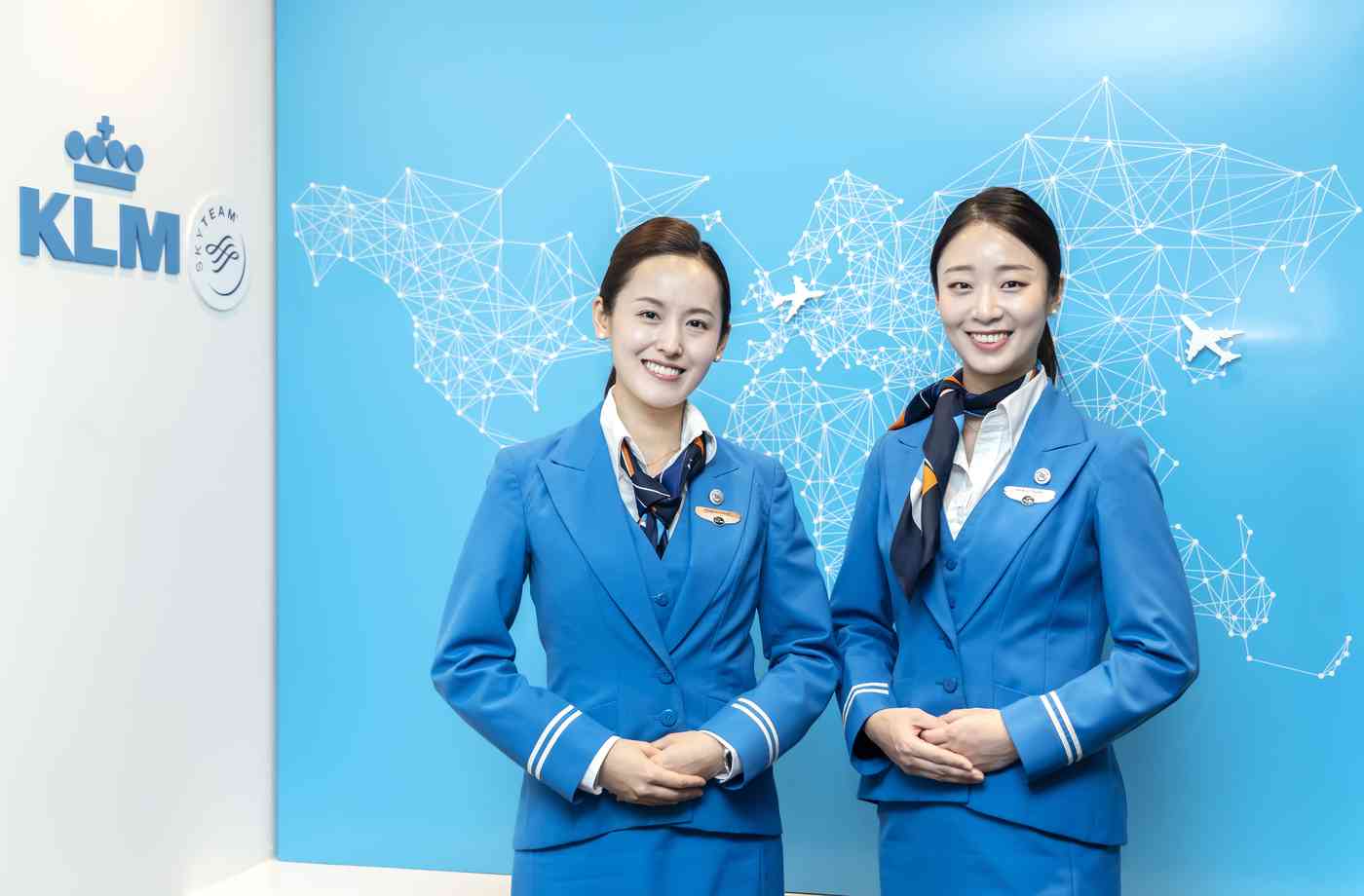 왼쪽부터 김영하 승무원, 인민희 승무원(KLM 제공)