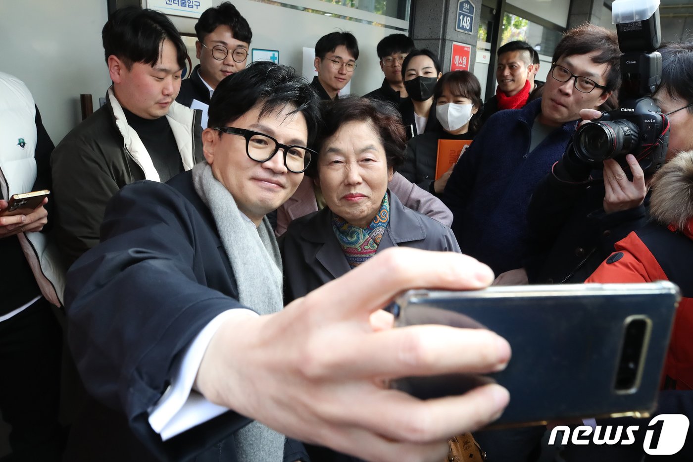 본문 이미지 - 한동훈 법무부 장관이 17일 오후 대구 수성구 만촌동 대구스마일센터를 찾아 한 시민이 건넨 휴대전화를 직접 들고 기념사진을 찍고 있다. 스마일센터는 강력범죄 피해자와 그 가족 및 보호자를 대상으로 심리치유와 임시거처 등을 제공해 일상생활 복귀를 지원하는 범죄피해 트라우마 통합지원 기관이다. 2023.11.17/뉴스1 ⓒ News1 공정식 기자