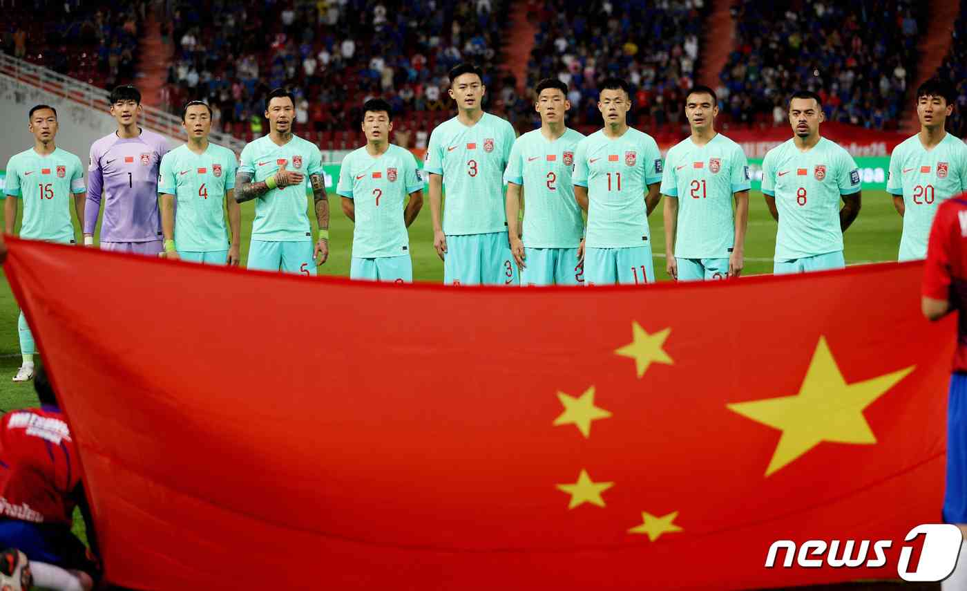 중국 축구대표팀 우레이(가운데 7번). © 로이터=뉴스1