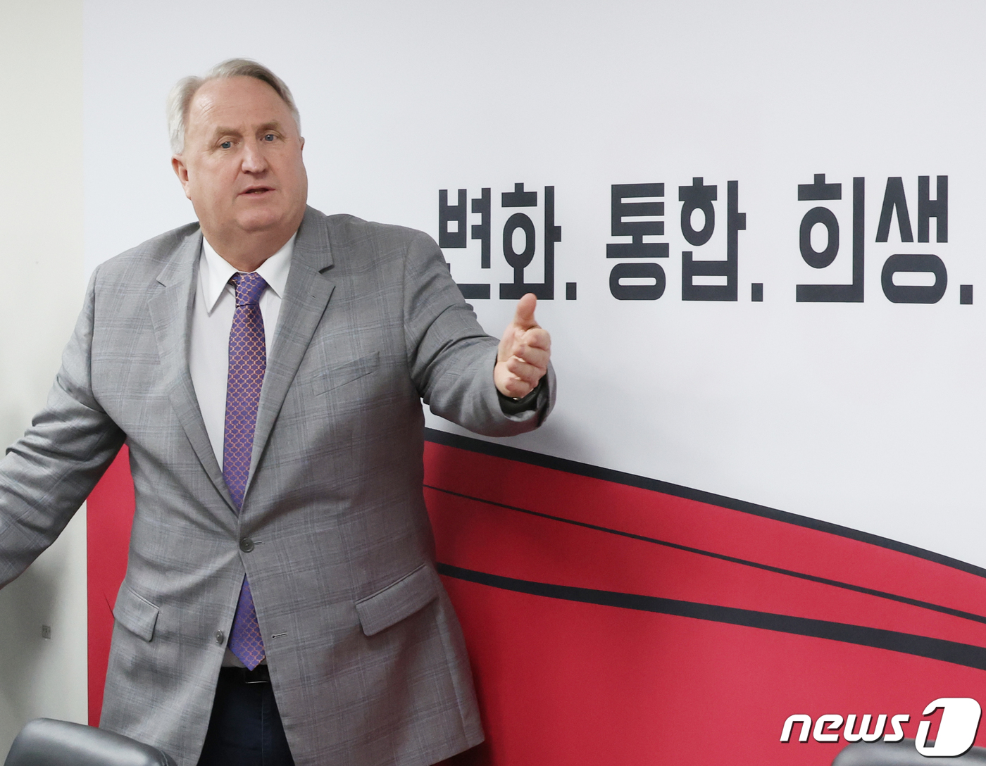 (서울=뉴스1) 송원영 기자 = 인요한 국민의힘 혁신위원장이 17일 서울 여의도 국민의힘 당사에서 열린 제8차 혁신위원회 전체회의에 참석하고 있다. 2023.11.17/뉴스1