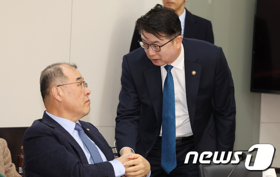 국가교육위원회 위원과 인사하는 장상윤 차관