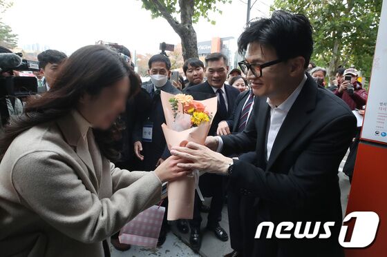 꽃다발 받은 한동훈 장관