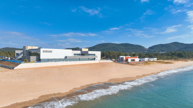 "관사 강아지 관리는 부당 업무"…완도해양치유공단 이사장, 과태료 처분