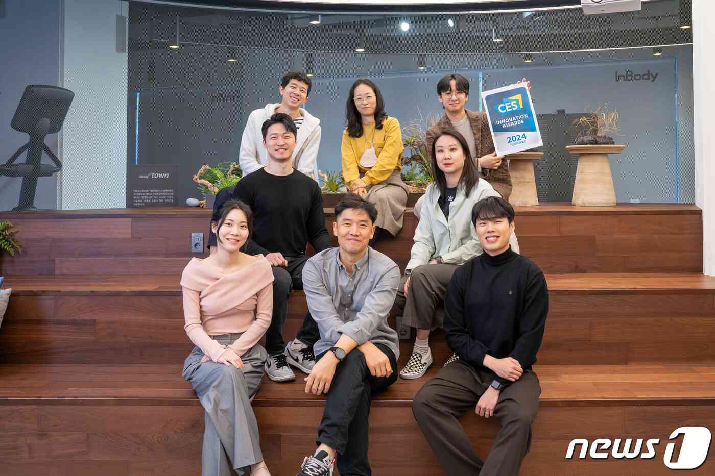 LB Trainer 기획 및 개발팀이 CES 2024 혁신상 수상을 기념해 사진 ㈜인바디 대한민국 서울 논현동 본사에서 사진 촬영을 하고 있다. 총괄 최창은 부사장(맨 앞 줄 가운데)과 함께, 임상연구팀 최윤정 부장, 윤승환 대리, W개발팀 김슬빈 사원, UX팀 김효은 사원, APP개발팀 최형민 사원, 빅데이터연구팀 전준휘 사원, 김나린 사원/인바디 제공