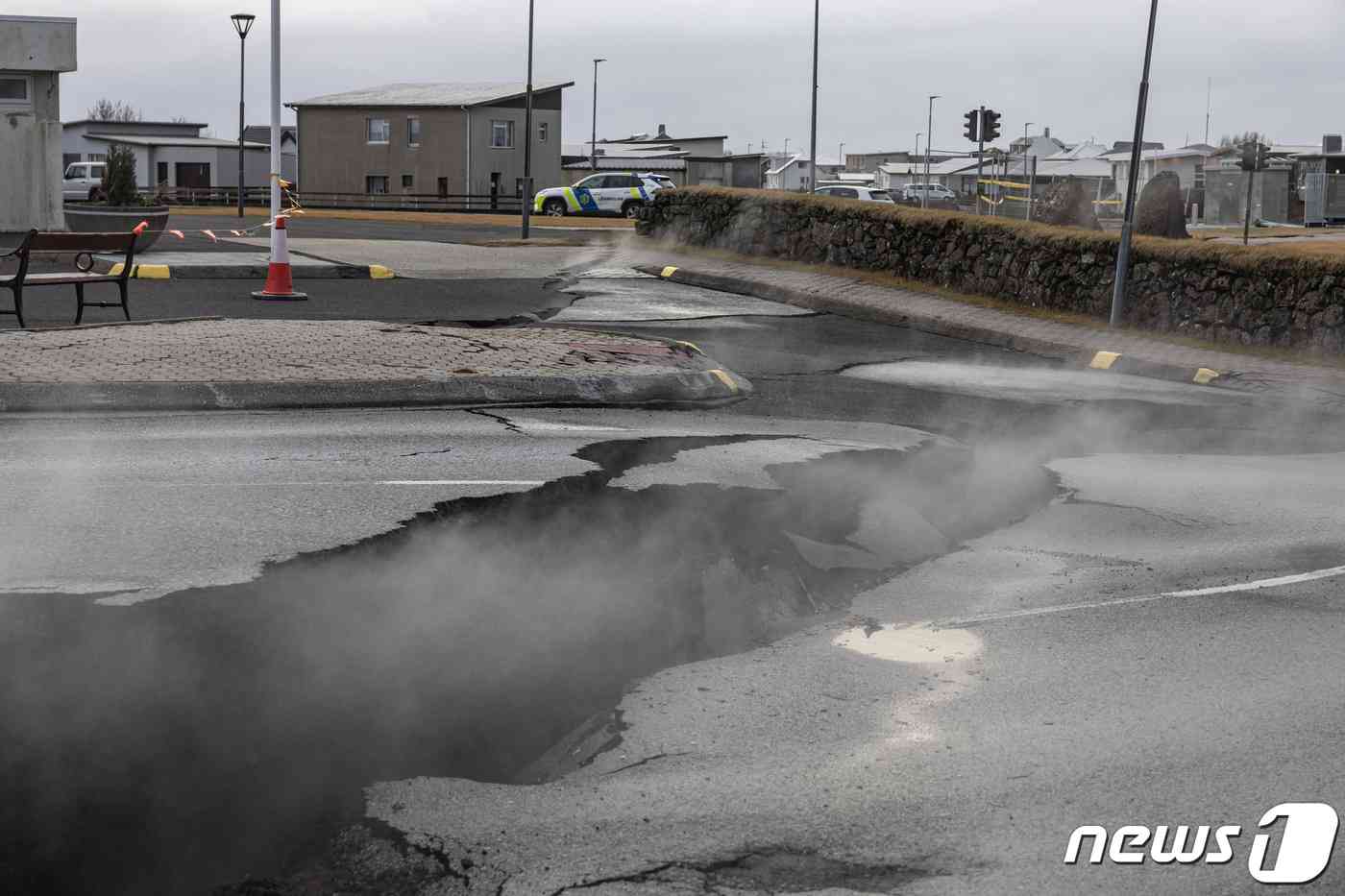 그린다비크 지역에서 갈라진 도로 틈 사이에서 수증기가 올라오고 있다. © 로이터=뉴스1 © News1 박형기 