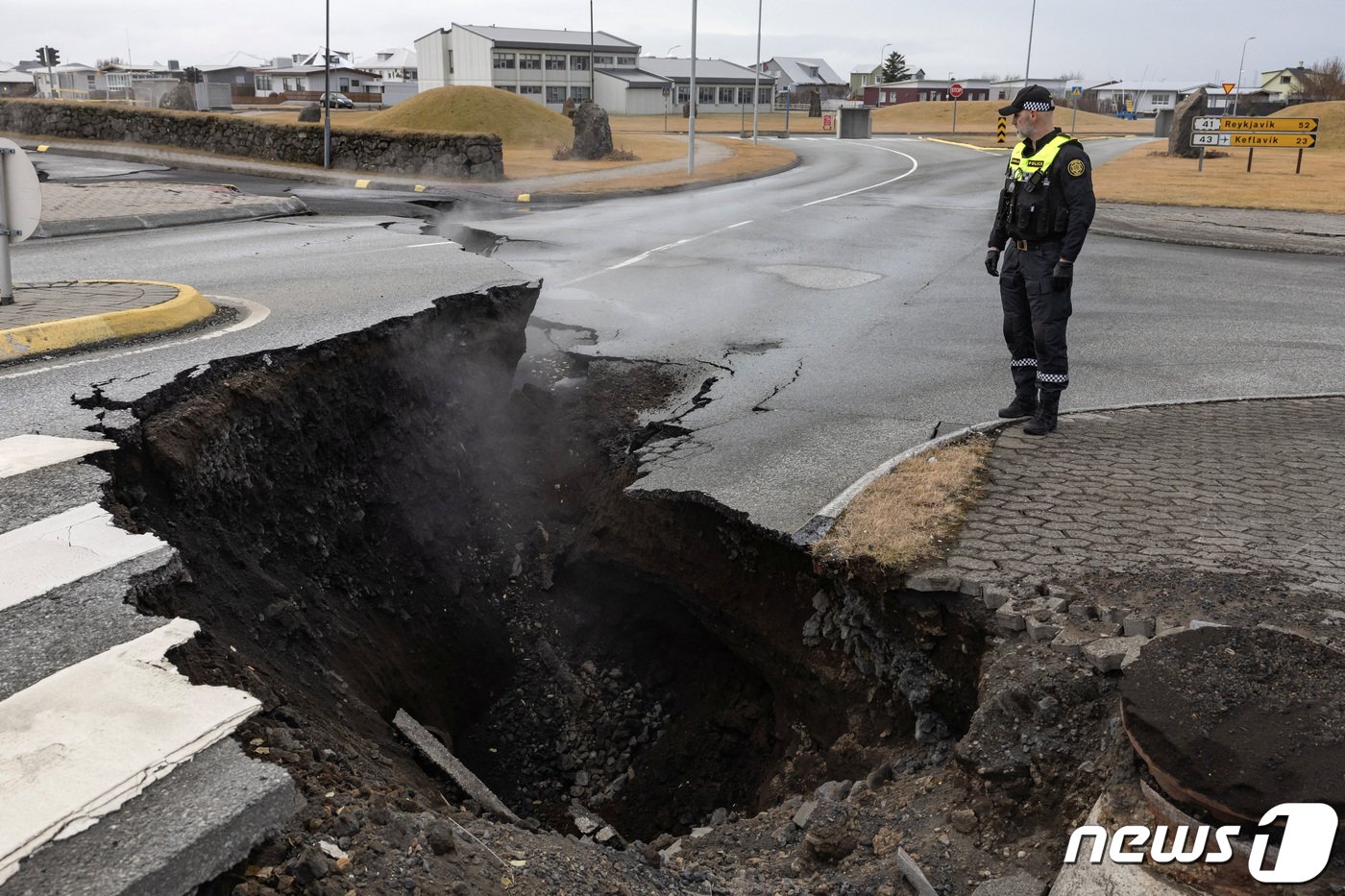 본문 이미지 - 화산이 분화하기 전 11월15일(현지시간) 아이슬란드 그린다비크 지역의 한 도로가 움푹 패어 있다.  2023.11.15 ⓒ 로이터=뉴스1 ⓒ News1 박형기 기자