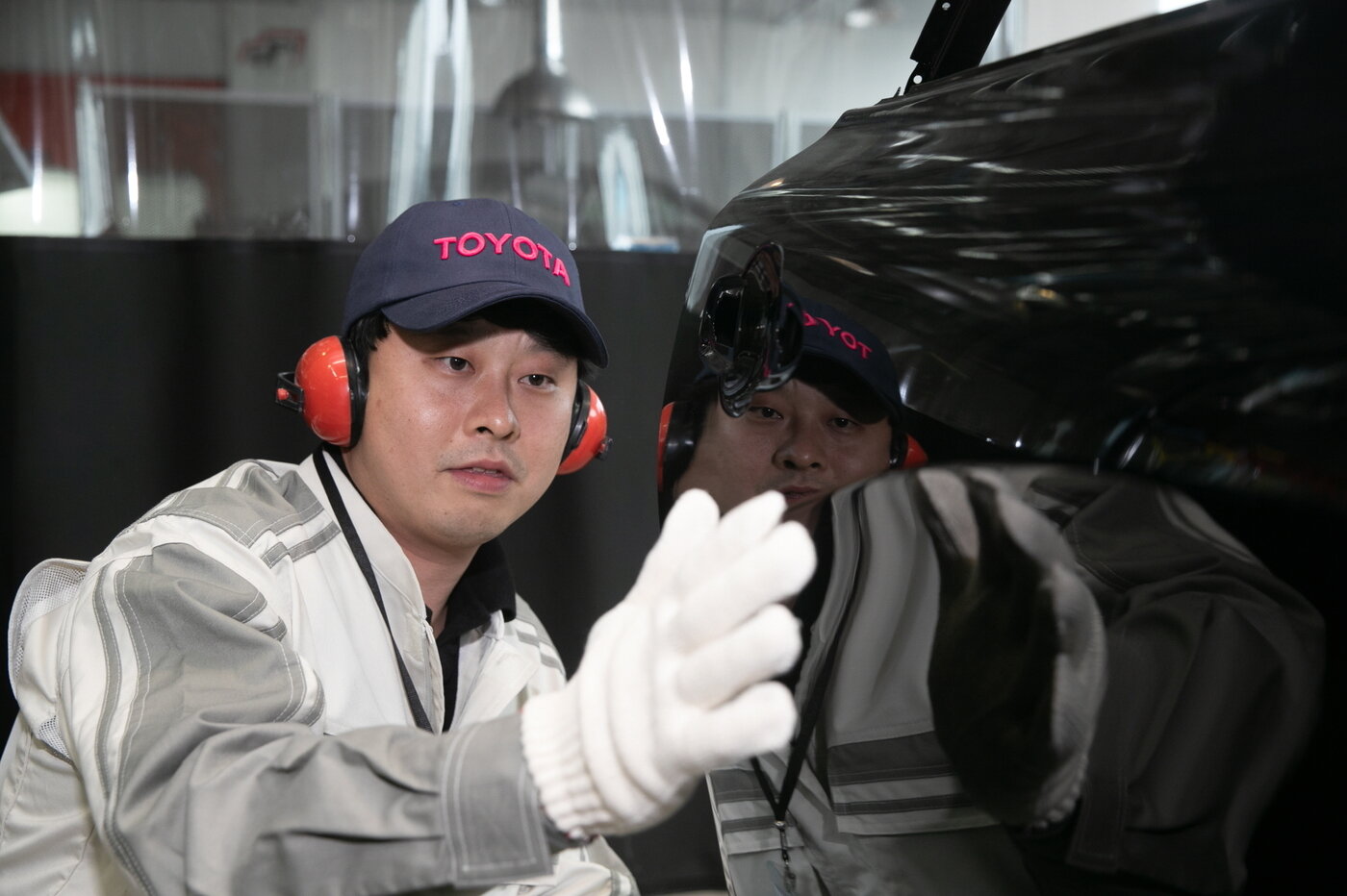 본문 이미지 - 2023 도요타 스킬 콘테스트에서 판금 부문 경연을 벌이고 있다.(도요타코리아 제공)