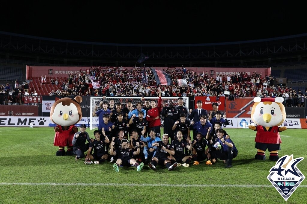 본문 이미지 - 부천 선수단과 팬들(한국프로축구연맹 제공) 