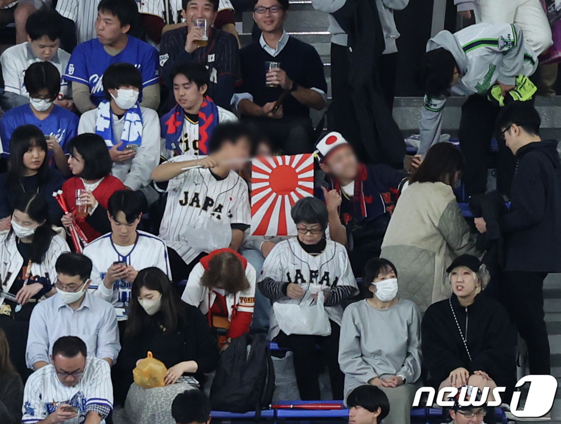 (도쿄(일본)=뉴스1) 이재명 기자 = 17일 오후 일본 도쿄돔에서 열린 '2023 아시아프로야구챔피언십(APBC)' 대한민국과 일본의 경기를 찾은 한 일본 야구팬이 욱일기를 들고 …