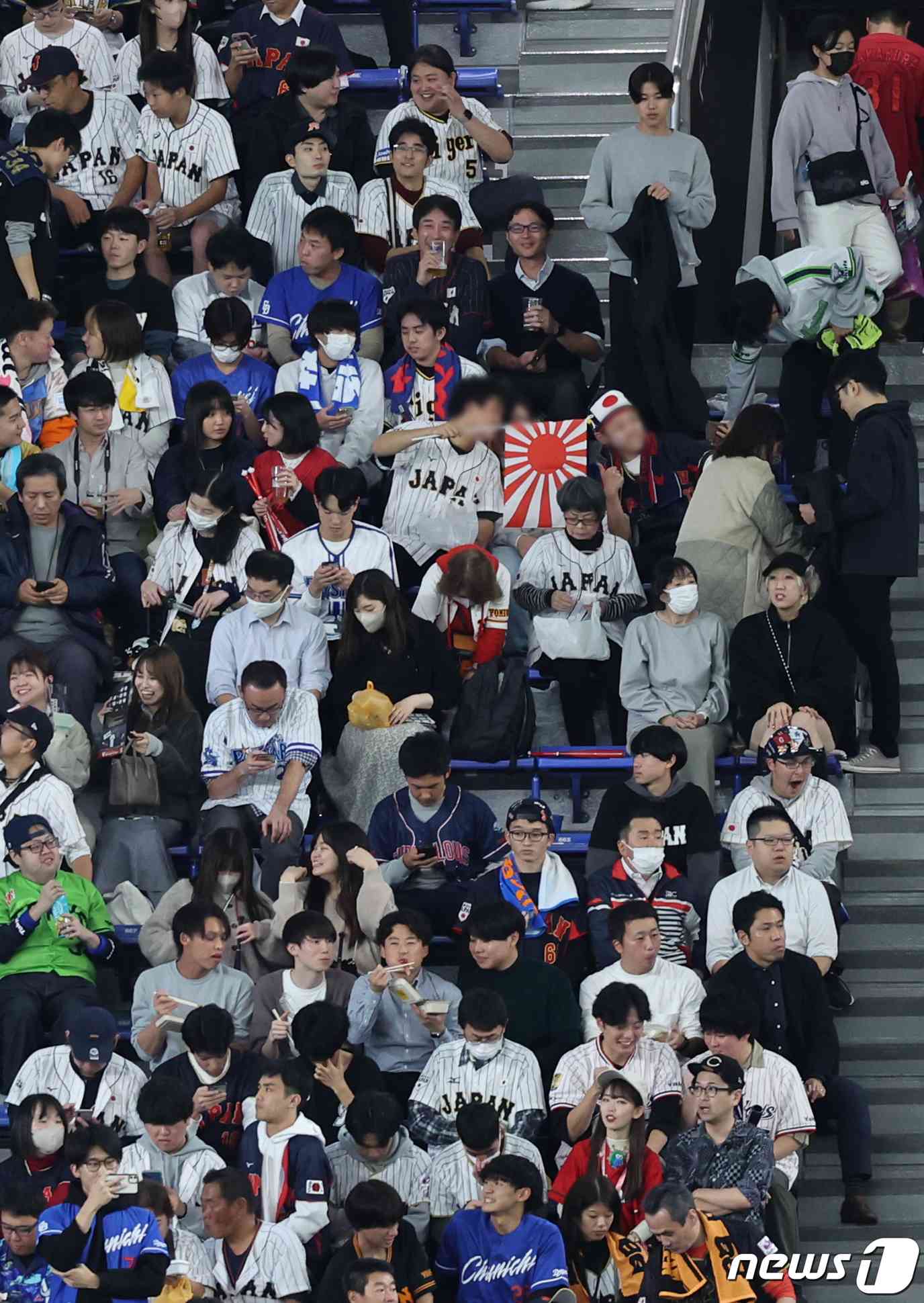17일 오후 일본 도쿄돔에서 열린 '2023 아시아프로야구챔피언십(APBC)' 대한민국과 일본의 경기를 찾은 한 일본 야구팬이 욱일기를 들고 기념 촬영을 하고 있다. 2023.11.17/뉴스1 © News1 이재명 기자