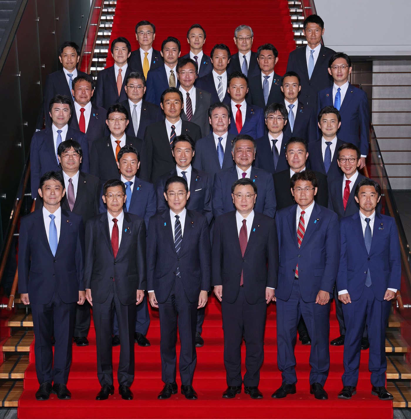 본문 이미지 - 일본 도쿄 총리 관저에서 촬영된 제2차 기시다 재개조 내각 정무관(차관급)으로 임명된 관료들의 단체 사진. (출처 : 일본 총리관저 누리집) 2023.09.13/