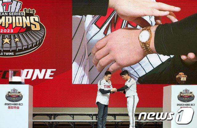 본문 이미지 - 2023 KBO 한국시리즈에서 MVP를 차지한 LG 트윈스의 주장 오지환(오른쪽)이 17일 오후 서울 강서구 마곡 LG 사이언스파크 컨버전스 홀에서 열린 통합우승 기념행사에서 구단주인 구광모 LG그룹 회장으로부터 故 구본무 선대 회장이 지난 1998년에 구매했던 롤렉스 시계를 받고 있다. (LG 트윈스 제공) 2023.11.17/뉴스1 ⓒ News1 김진환 기자