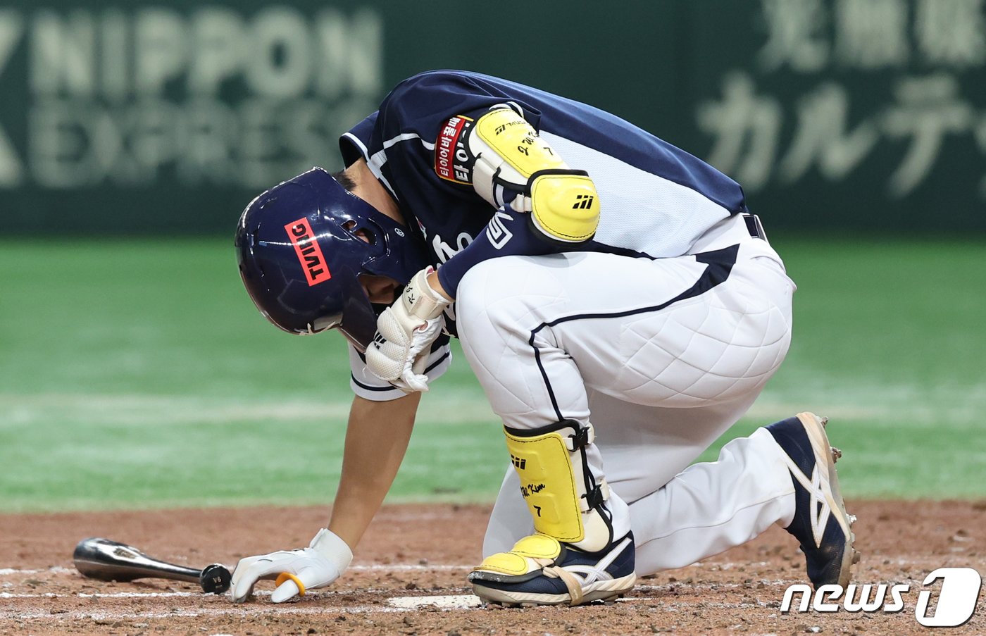 본문 이미지 - 17일 오후 일본 도쿄돔에서 열린 '2023 아시아프로야구챔피언십(APBC)' 대한민국과 일본의 경기 5회초 1사 주자없는 상황, 대한민국 김주원이 몸에 공을 맞고 고통스러워 하고 있다. 2023.11.17/뉴스1 ⓒ News1 이재명 기자