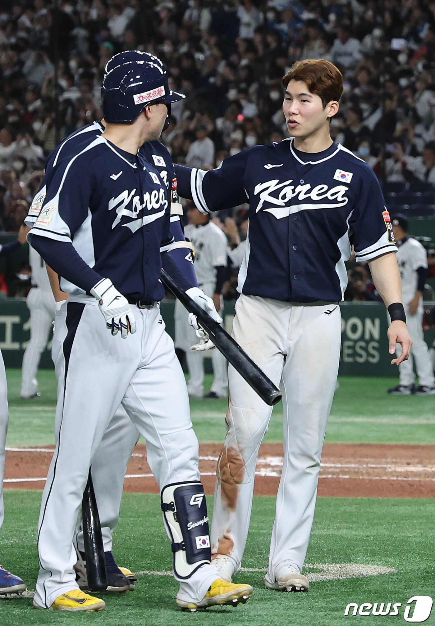 본문 이미지 - 17일 오후 일본 도쿄돔에서 열린 '2023 아시아프로야구챔피언십(APBC)' 대한민국과 일본의 경기를 2대1로 패배한 대한민국 선수들이 그라운드를 나서고 있다. 2023.11.17/뉴스1 ⓒ News1 이재명 기자