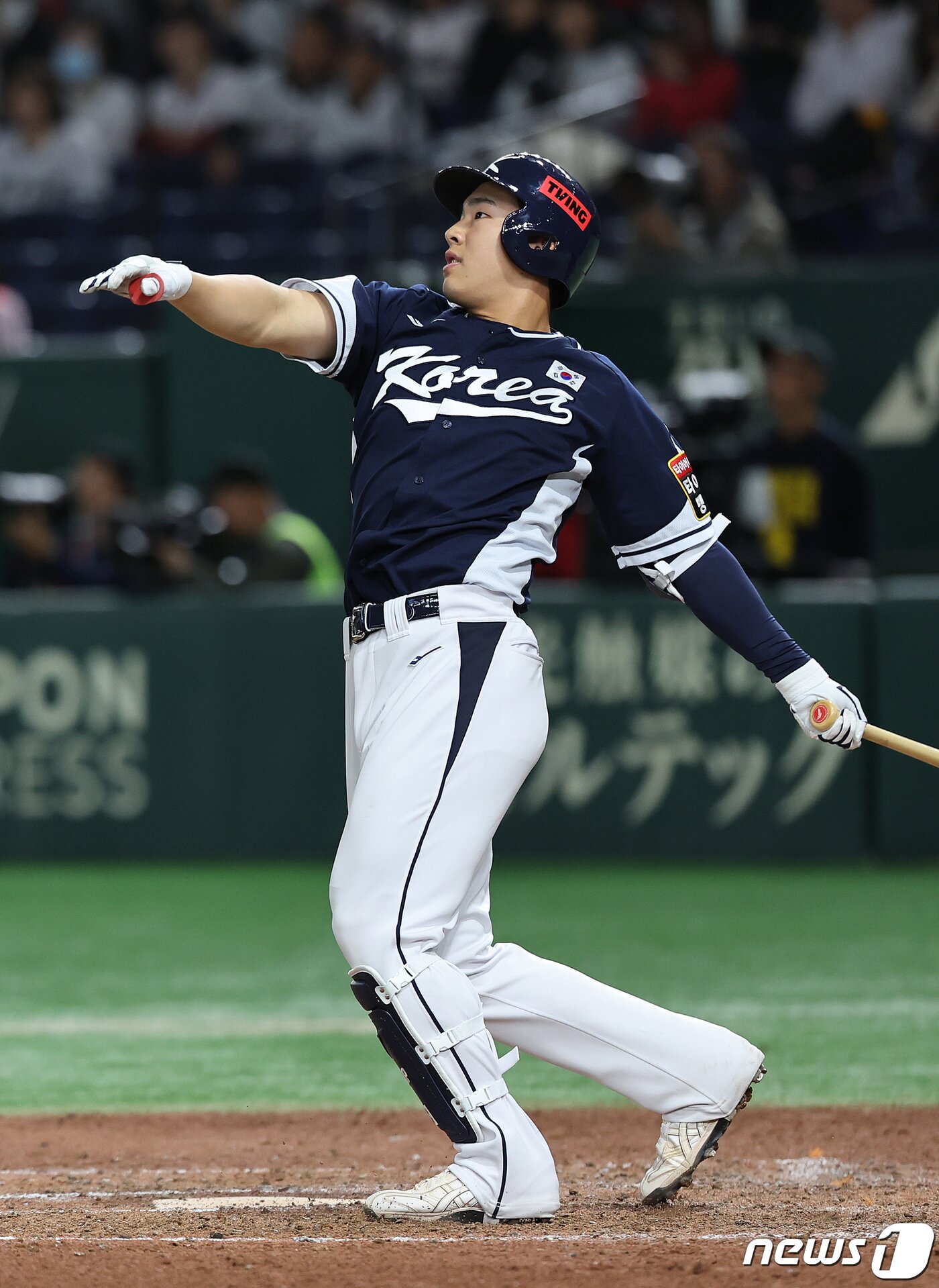 본문 이미지 - 17일 오후 일본 도쿄돔에서 열린 '2023 아시아프로야구챔피언십(APBC)' 대한민국과 일본의 경기 9회초 2사 주자없는 상황, 대한민국 김휘집이 솔로포를 치고 있다. 2023.11.17/뉴스1 ⓒ News1 이재명 기자