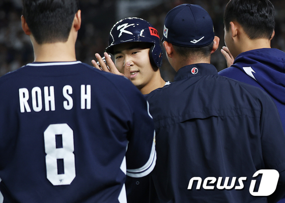 솔로포 축하 받는 김휘집
