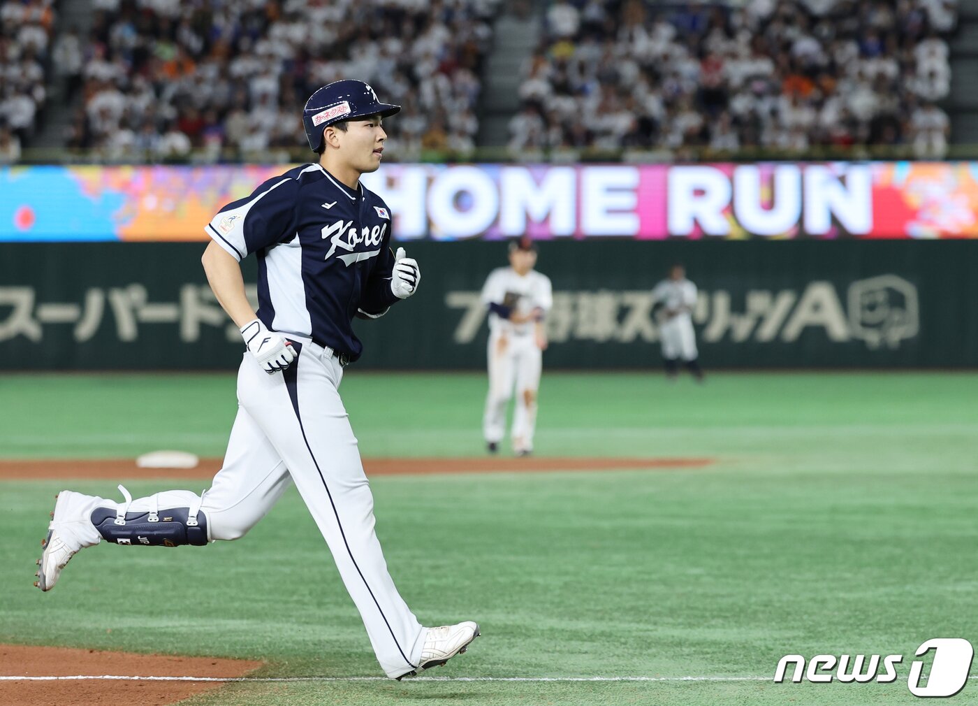 본문 이미지 - 17일 오후 일본 도쿄돔에서 열린 '2023 아시아프로야구챔피언십(APBC)' 대한민국과 일본의 경기 9회초 2사 주자없는 상황, 솔로포를 친 대한민국 김휘집이 그라운드를 돌고 있다. 2023.11.17/뉴스1 ⓒ News1 이재명 기자