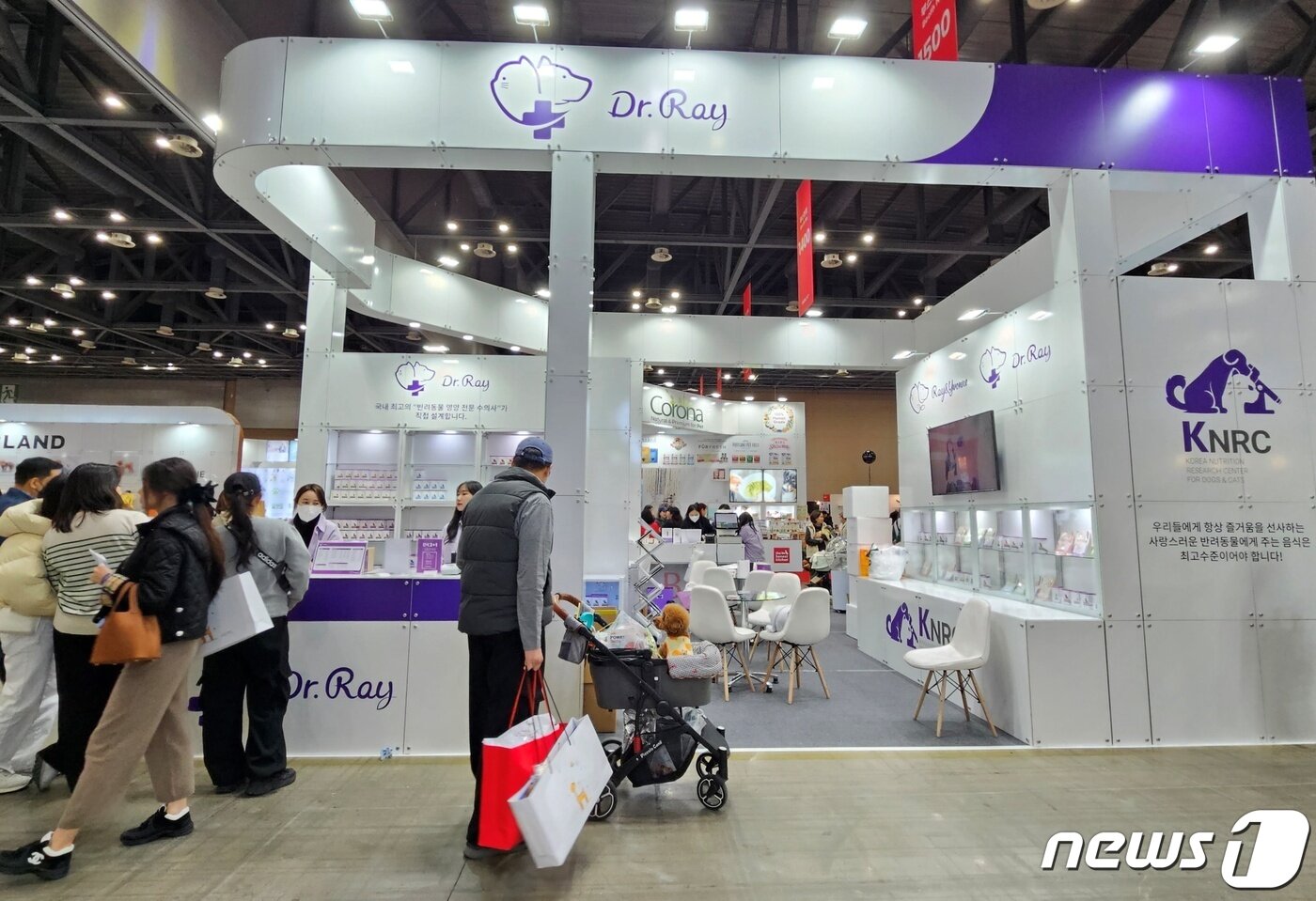 본문 이미지 - 반려동물 산업 전시회 '2023 메가주 일산'이 17일 경기 고양시 킨텍스에서 열렸다. ⓒ 뉴스1 최서윤 기자