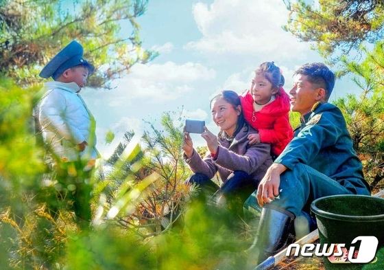 숲에서 즐거운 시간 보내는 북한 산림원감독원 가정