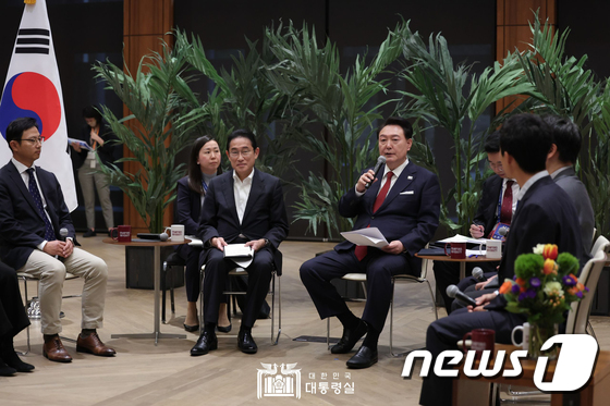 한일 정상, 스타트업 관계자들과 간담회