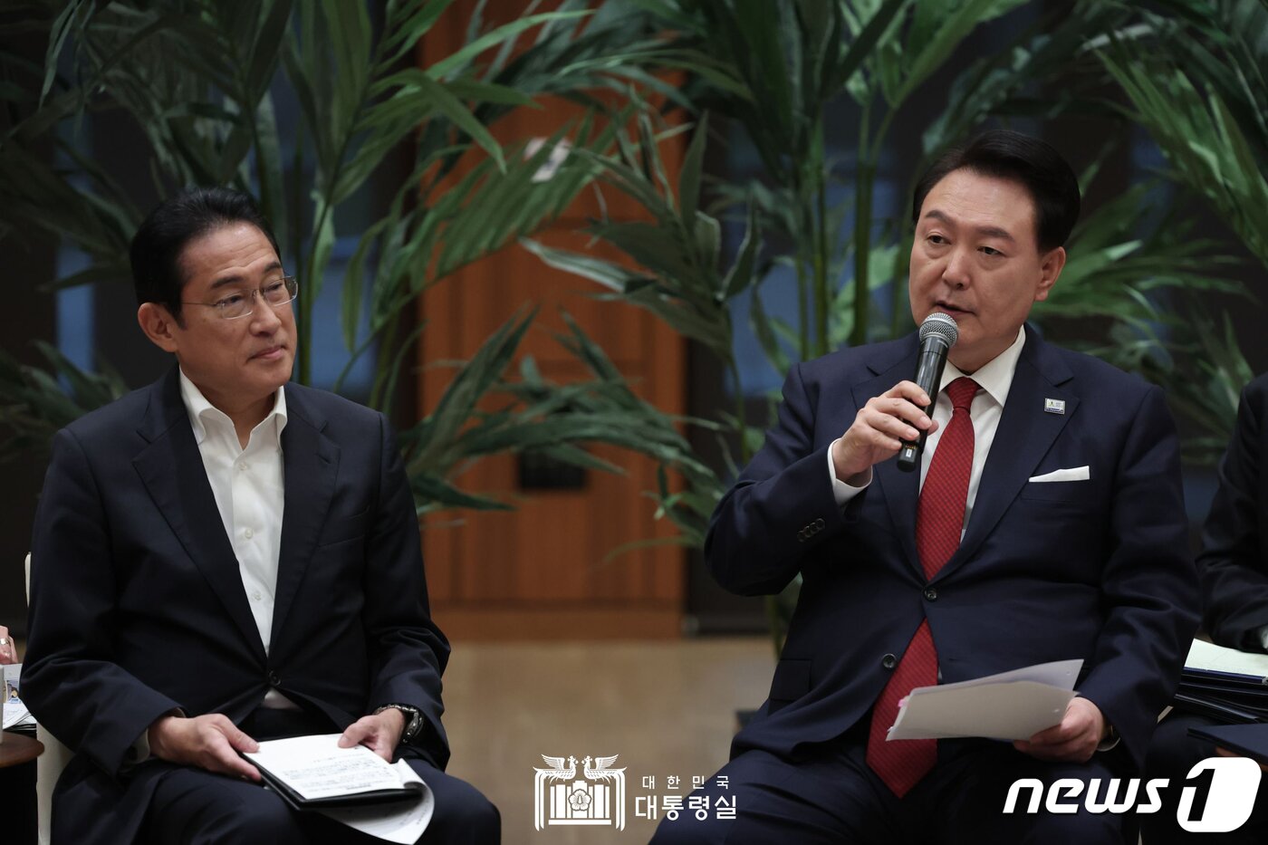 본문 이미지 - 아시아태평양경제협력체(APEC) 정상회의 참석을 위해 미국을 방문 중인 윤석열 대통령과 기시다 후미오 일본 총리가 17일(현지시간) 미국 캘리포니아주 스탠퍼드대 후버연구소에서 한일 스타트업 간담회를 하고 있다. (대통령실 홈페이지) 2023.11.18/뉴스1 ⓒ News1 오대일 기자