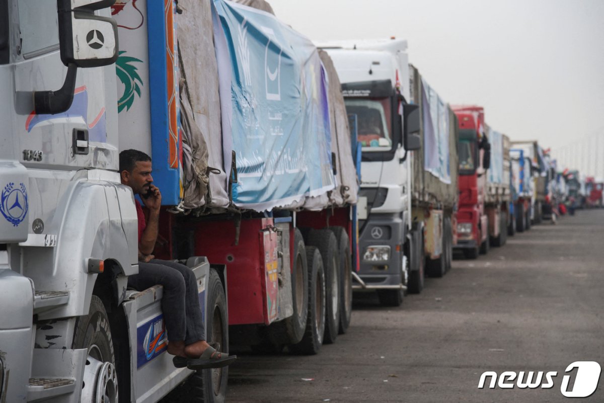 12일(현지시간) 가자지구 라파 검문소를 통해 구호 물품을 수송하는 트럭들이 가자지구 안으로 들어가고 있다. 2023.11.12/ © 로이터=뉴스1 © News1 권진영 기자