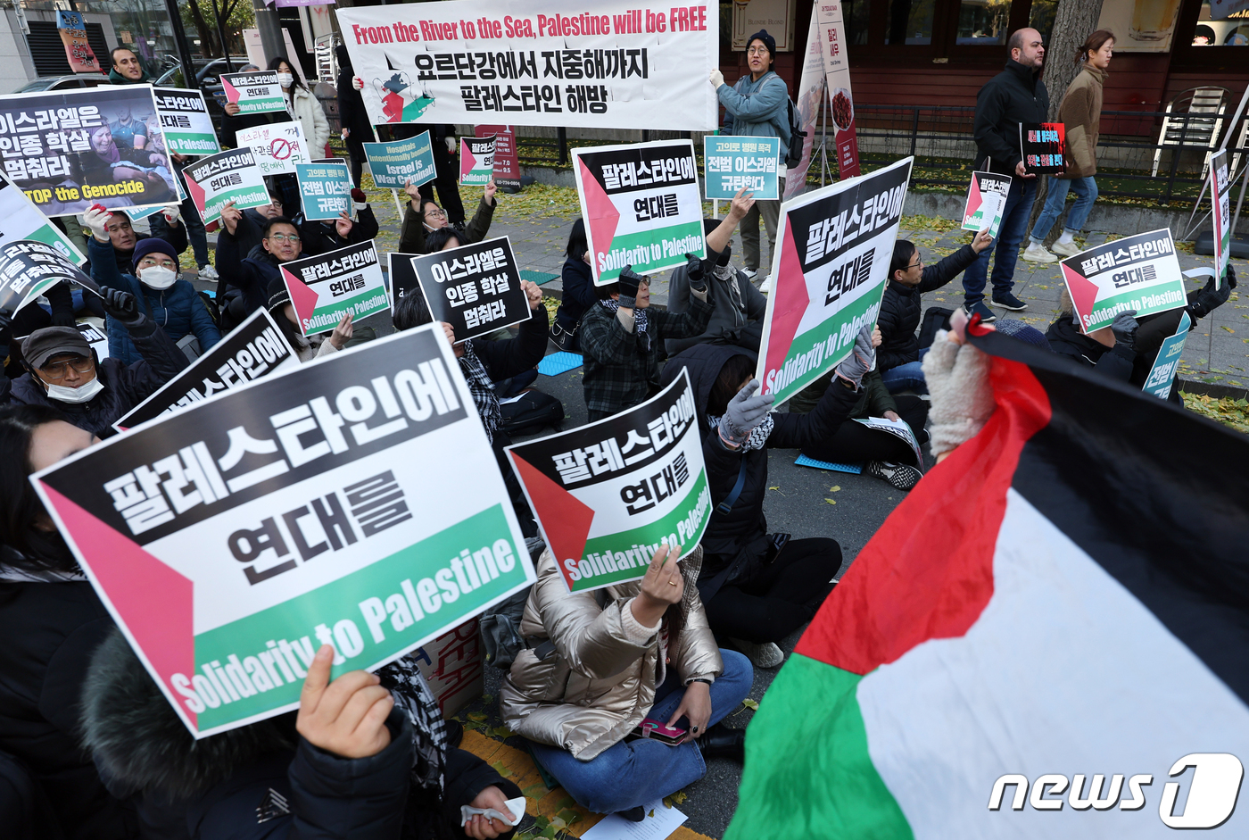 (서울=뉴스1) 박정호 기자 = 팔레스타인 무장정파 하마스와 이스라엘의 전쟁이 6주째 이어지며 민간인 피해가 나날이 늘어가는 가운데 18일 오후 서울 중구 무교로에서 열린 팔레스타 …