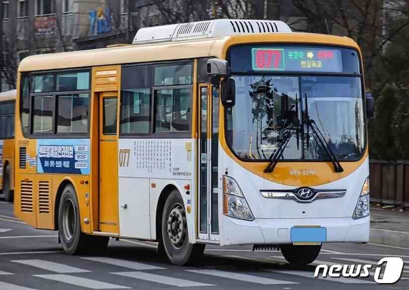 다음달부터 노선이 연장 및 증차 운행될 예정인 파주 077번 마을버스. (파주시 제공)