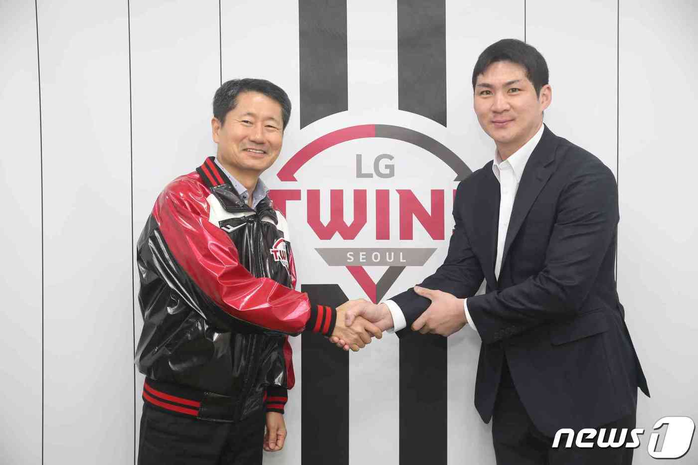 본문 이미지 - LG 트윈스는 지난 1월19일 오지환(오른쪽)과 6년 총액 124억원 조건으로 다년계약에 합의했다고 밝혔다. (LG 트윈스 제공)