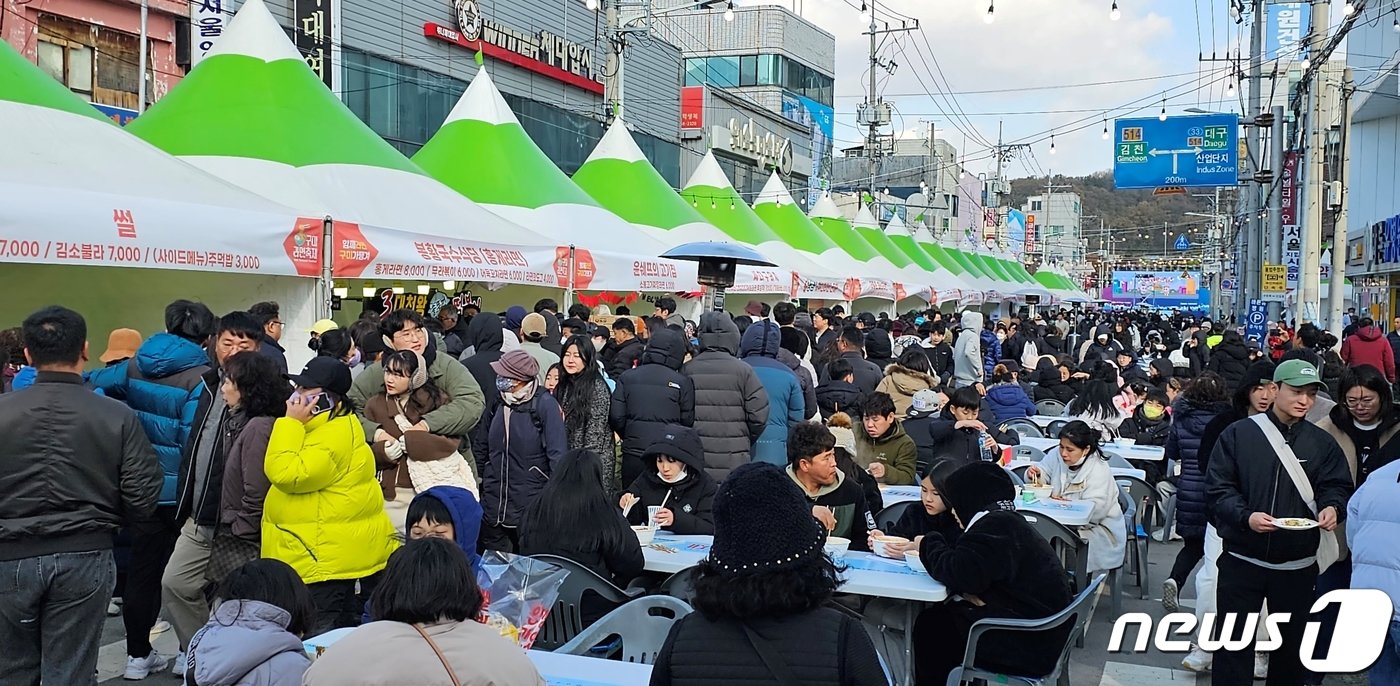 18일 경북 구미역전앞 도로에서 열린 &#39;라면축제&#39; 장에 초겨울 추위에도 많은 시민들이 몰려 축제를 즐기고 있다. 오는 19일까지 3일간 열리는 라면축제는 &#39;즐길라면 라면로드&#39;&#40;홍보 및 체험존&#41;, &#39;쉴라면 힐링거리&#39;&#40;포토존 및 셀프 라면 식음존&#41;, &#39;먹을라면 라면 테마광장&#39;&#40;이색라면 식음존&#41;, &#39;빠질라면 라면 스테이지&#39;&#40;무대공연 프로그램&#41; 등 4가지 테마로 구성된다. 2023.11.18/뉴스1 ⓒ News1 정우용 기자