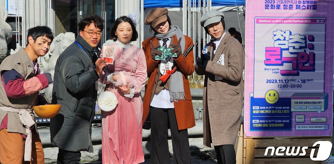 18일 경북 구미역전앞 도로에서 열린 &#39;라면축제&#39;와 연계해 문화로에서 열리고 있는 청춘페스티벌 &#39;청춘 로그인&#39; SNS 해시태그 이벤트코너에서 연출자들이 기념사진을 찍고 있다. 오는 19일까지 3일간 열리는 라면축제는 &#39;즐길라면 라면로드&#39;&#40;홍보 및 체험존&#41;, &#39;쉴라면 힐링거리&#39;&#40;포토존 및 셀프 라면 식음존&#41;, &#39;먹을라면 라면 테마광장&#39;&#40;이색라면 식음존&#41;, &#39;빠질라면 라면 스테이지&#39;&#40;무대공연 프로그램&#41; 등 4가지 테마로 구성된다. 2023.11.18/뉴스1 ⓒ News1 정우용 기자