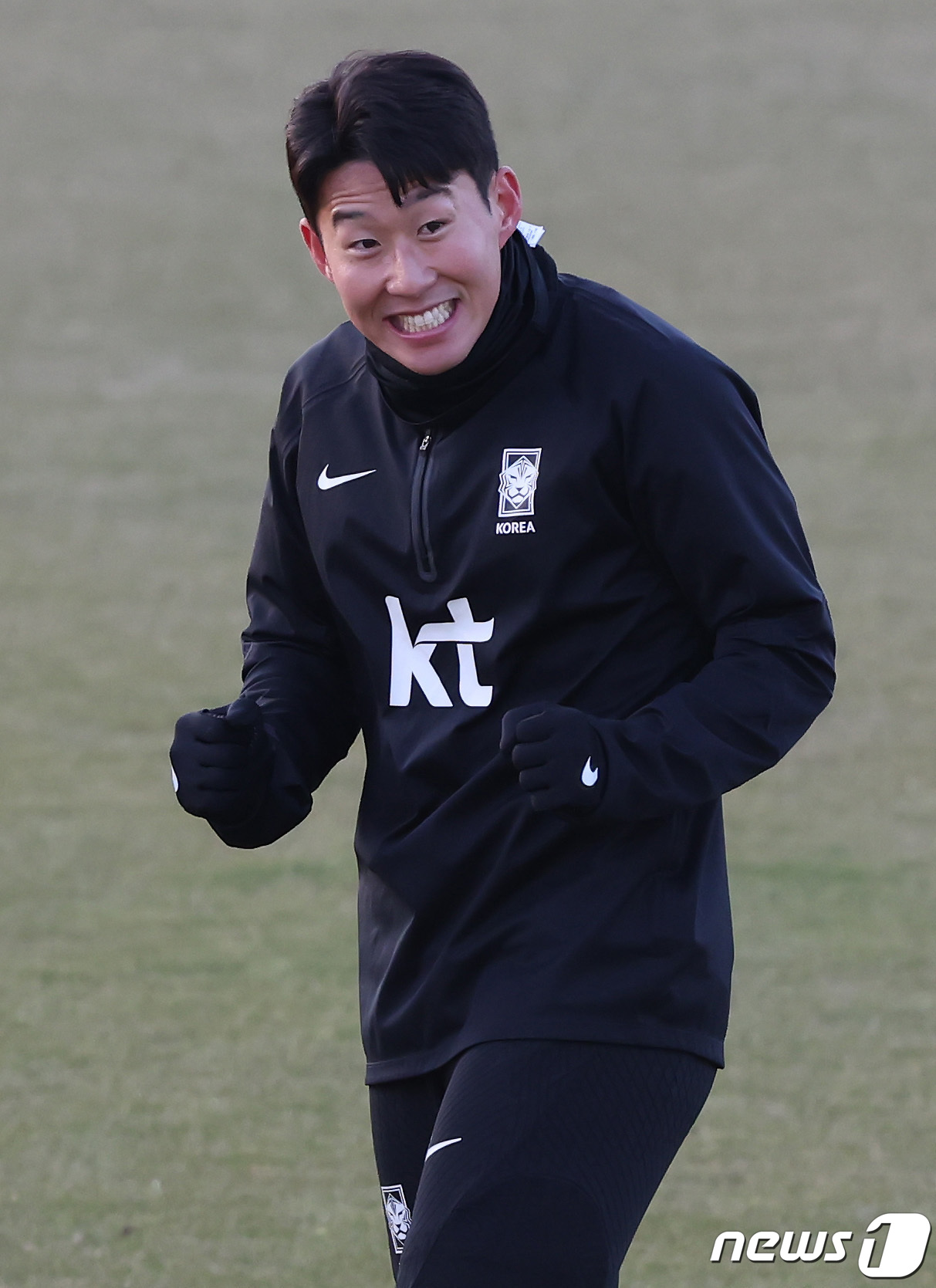 (서울=뉴스1) 김민지 기자 = 대한민국 축구대표팀 손흥민이 18일 오후 서울 양천구 목동종합운동장에서 열린 오픈 트레이닝에서 팬들을 바라보며 밝은 표정을 짓고 있다.대표팀은 오는 …