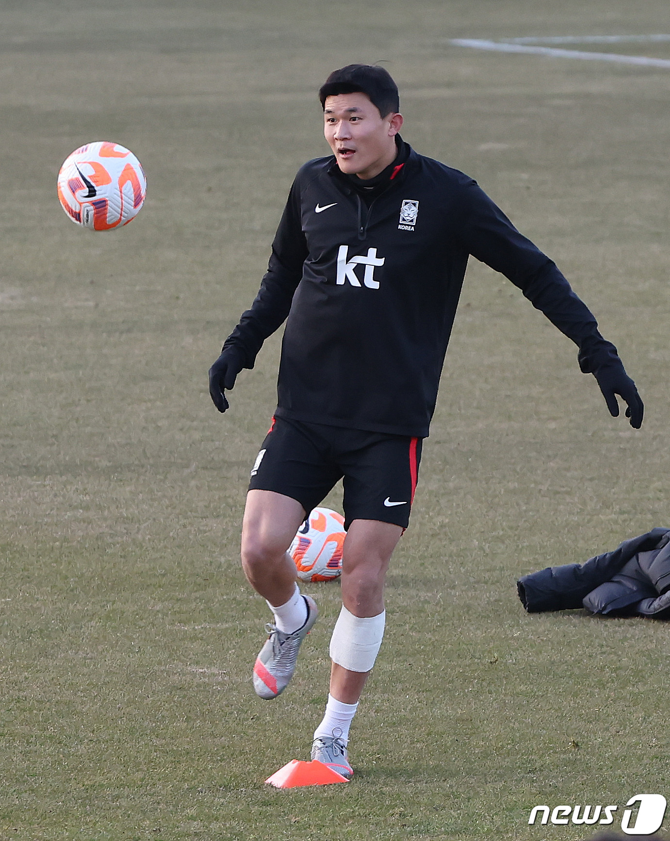 (서울=뉴스1) 김민지 기자 = 대한민국 축구대표팀 김민재가 18일 오후 서울 양천구 목동종합운동장에서 열린 오픈 트레이닝에서 훈련하고 있다.대표팀은 오는 21일 선전유니버시아드스 …