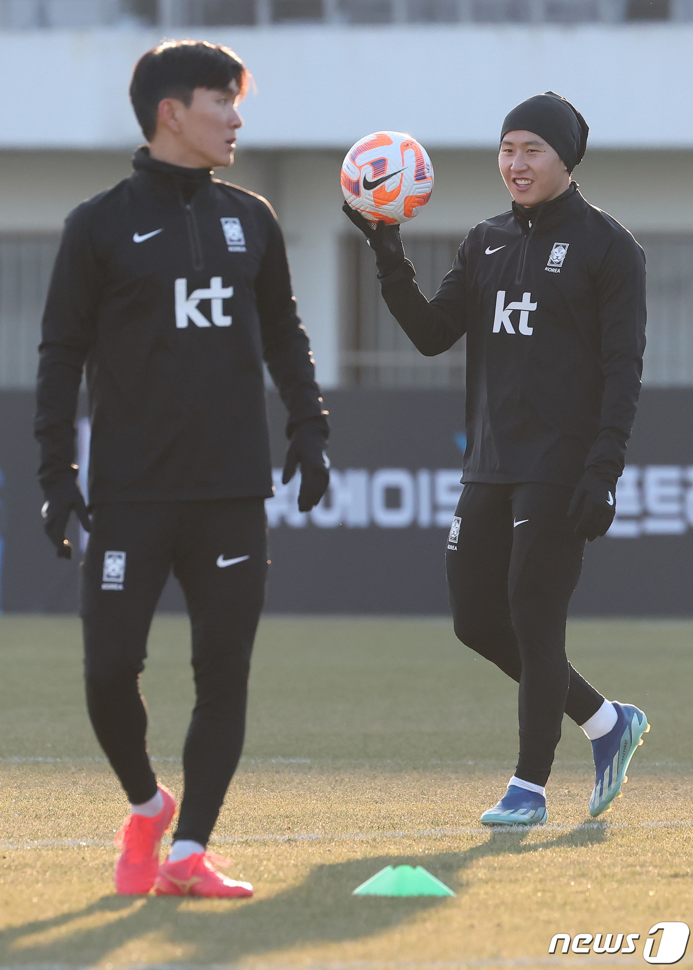 (서울=뉴스1) 김민지 기자 = 대한민국 축구대표팀 이강인 등 선수들이 18일 오후 서울 양천구 목동종합운동장에서 열린 오픈 트레이닝에서 훈련하고 있다.대표팀은 오는 21일 선전유 …