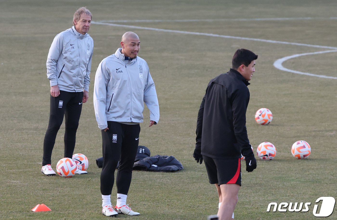 (서울=뉴스1) 김민지 기자 = 대한민국 축구대표팀 위르겐 클린스만 감독과 차두리 코치가 18일 오후 서울 양천구 목동종합운동장에서 열린 오픈 트레이닝에서 선수들의 훈련을 지켜보고 …