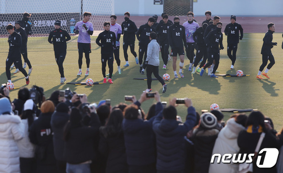 팬들 앞에서 훈련하는 축구대표팀