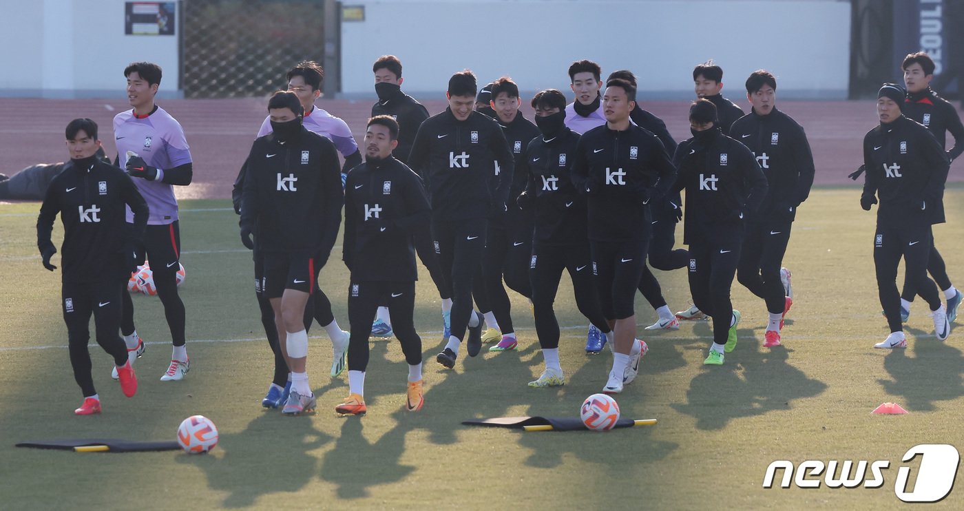 대한민국 축구대표팀이 18일 오후 서울 양천구 목동종합운동장에서 열린 오픈 트레이닝에서 훈련하고 있다. 대표팀은 오는 21일 선전유니버시아드스포츠센터에서 중국과 2차전 원정 경기를 치른다. 2023.11.18/뉴스1 ⓒ News1 김민지 기자