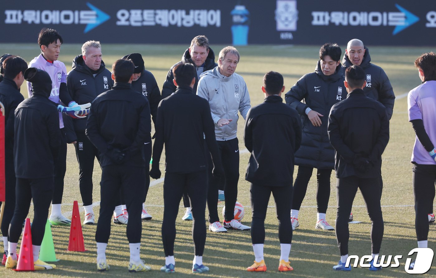 대한민국 축구대표팀 위르겐 클린스만 감독이 18일 오후 서울 양천구 목동종합운동장에서 열린 오픈 트레이닝에서 작전 지시를 하고 있다. 대표팀은 오는 21일 선전유니버시아드스포츠센터에서 중국과 2차전 원정 경기를 치른다. 2023.11.18/뉴스1 ⓒ News1 김민지 기자