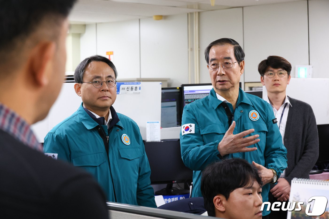 한덕수 국무총리가 18일 오전 정부 행정전산망 장애에 따른 공공기관 대민 서비스 마비 사태와 관련해 대전 국가정보자원관리원을 찾아 복구 상황 등을 점검하고 있다. &#40;국무총리실 제공&#41; 2023.11.18/뉴스1