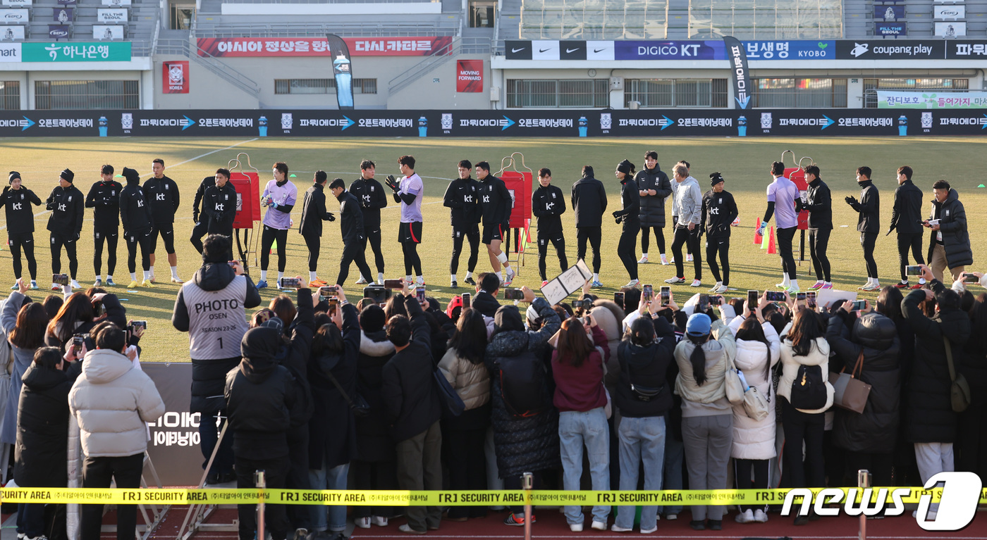 (서울=뉴스1) 김민지 기자 = 대한민국 축구대표팀이 18일 오후 서울 양천구 목동종합운동장에서 열린 오픈 트레이닝을 하고 있다.대표팀은 오는 21일 선전유니버시아드스포츠센터에서 …