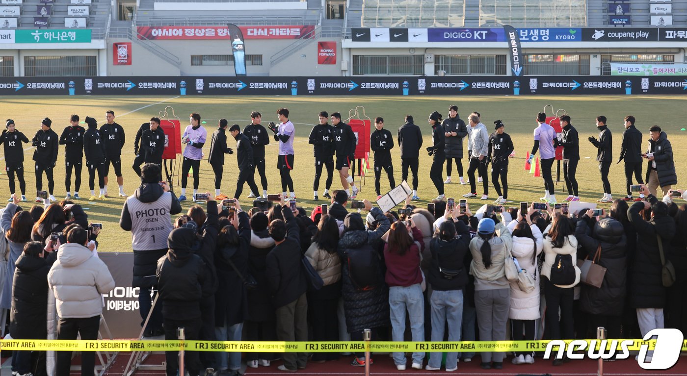 대한민국 축구대표팀이 18일 오후 서울 양천구 목동종합운동장에서 열린 오픈 트레이닝을 하고 있다. 대표팀은 오는 21일 선전유니버시아드스포츠센터에서 중국과 2차전 원정 경기를 치른다. 2023.11.18/뉴스1 ⓒ News1 김민지 기자