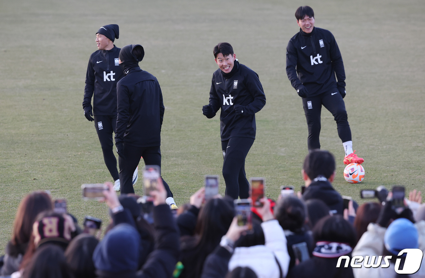 (서울=뉴스1) 김민지 기자 = 대한민국 축구대표팀 손흥민이 18일 오후 서울 양천구 목동종합운동장에서 열린 오픈 트레이닝에서 팬들을 바라보며 밝은 표정을 짓고 있다.대표팀은 오는 …