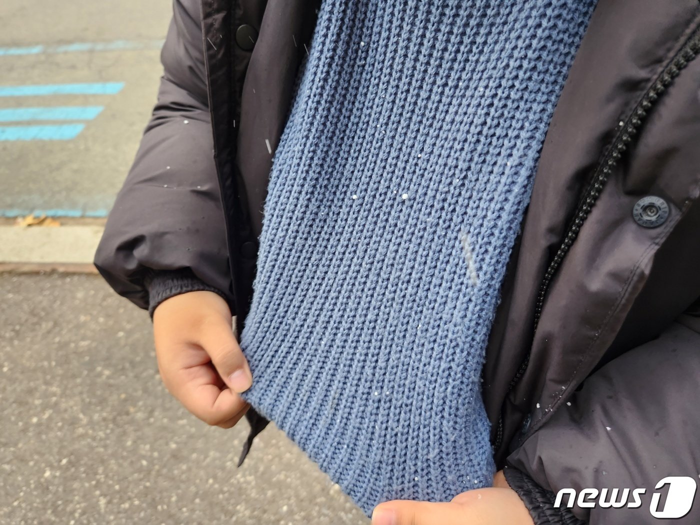 본문 이미지 - 17일 오후 만난 새인씨(가명·여)가 옷에 떨어진 첫눈을 가리키고 있다.  2023.11.17/뉴스1 ⓒ News1