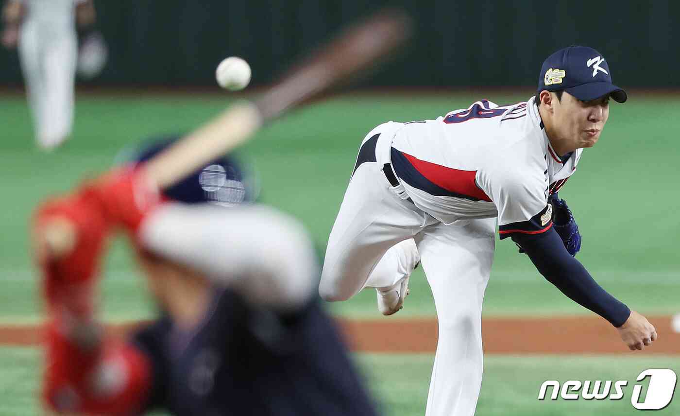 18일 오후 일본 도쿄돔에서 열린 '2023 아시아프로야구챔피언십(APBC)' 대한민국과 대만의 경기에서 대한민국 선발 원태인이 역투하고 있다. 2023.11.18/뉴스1 © News1 이재명 기자