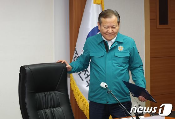 '행정망 마비' 조기 귀국한 이상민 장관