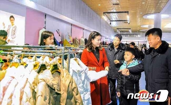 북한 "가을철피복전시회, 벌써 수만 명 참관해"