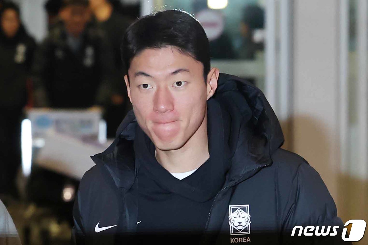 대한민국 축구 국가대표팀 황의조가 19일 오전 2026 FIFA 북중미 월드컵 아시아 지역 2차 예선 C조 조별리그 2차전 중국과의 경기를 치르기 위해 인천국제공항을 통해 출국하고 있다. 2023.11.19/뉴스1 ⓒ News1 민경석 기자