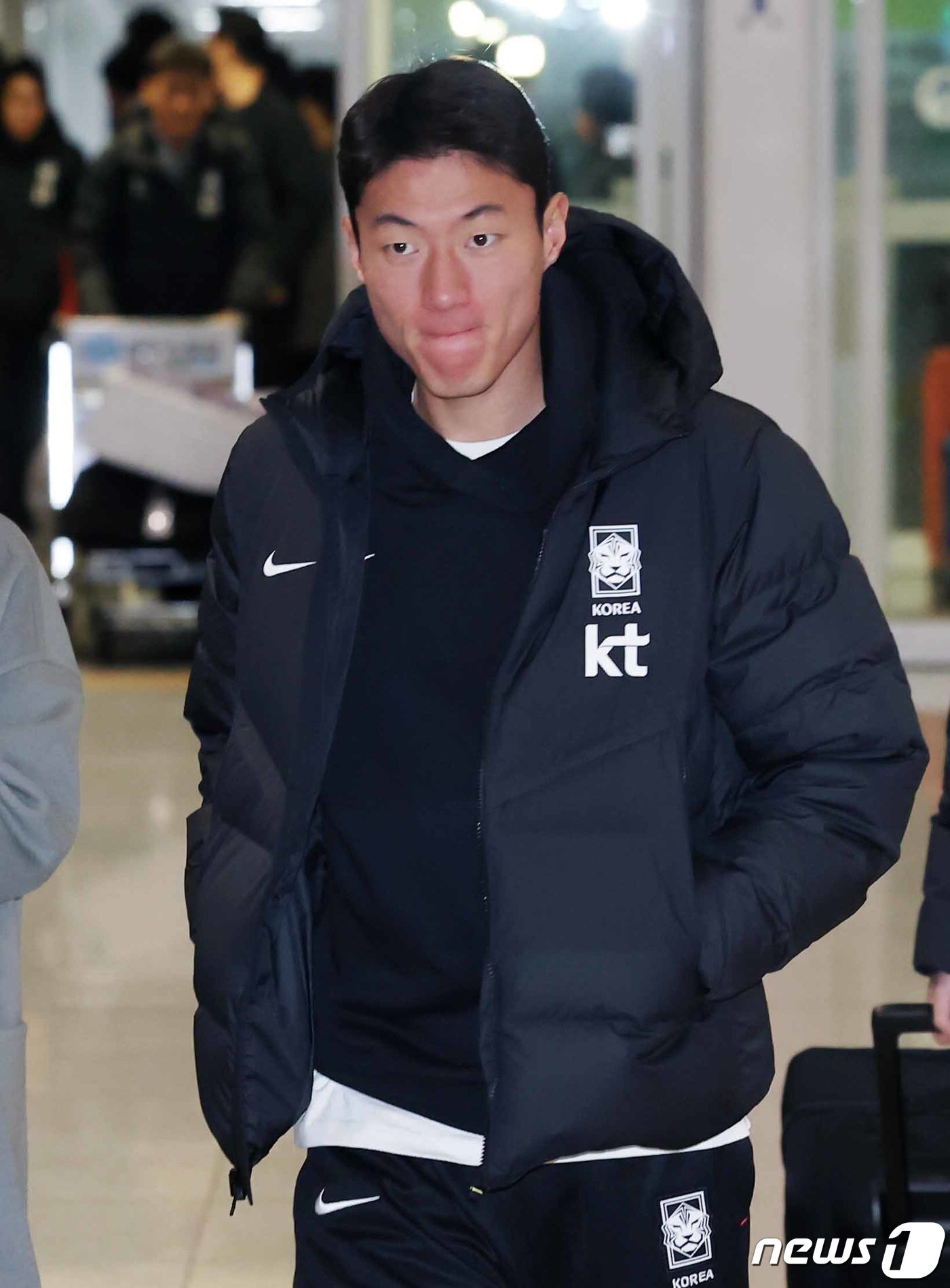 본문 이미지 - 대한민국 축구 국가대표팀 황의조가 19일 오전 2026 FIFA 북중미 월드컵 아시아 지역 2차 예선 C조 조별리그 2차전 중국과의 경기를 치르기 위해 인천국제공항을 통해 출국하고 있다. 2023.11.19/뉴스1 ⓒ News1 민경석 기자